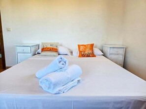 4 bedrooms, iron/ironing board, Internet, bed sheets - Home in Mas Altaba · ★4.81 · 4 bedrooms · 9 beds · 2 baths (Mas Altaba)
