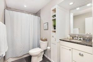 Hair dryer, towels, soap, toilet paper - 4.2 mi - TBK Sports Complex, 8.6 mi - Airport (Bettendorf)