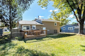 Exterior - 4.2 mi - TBK Sports Complex, 8.6 mi - Airport (Bettendorf)
