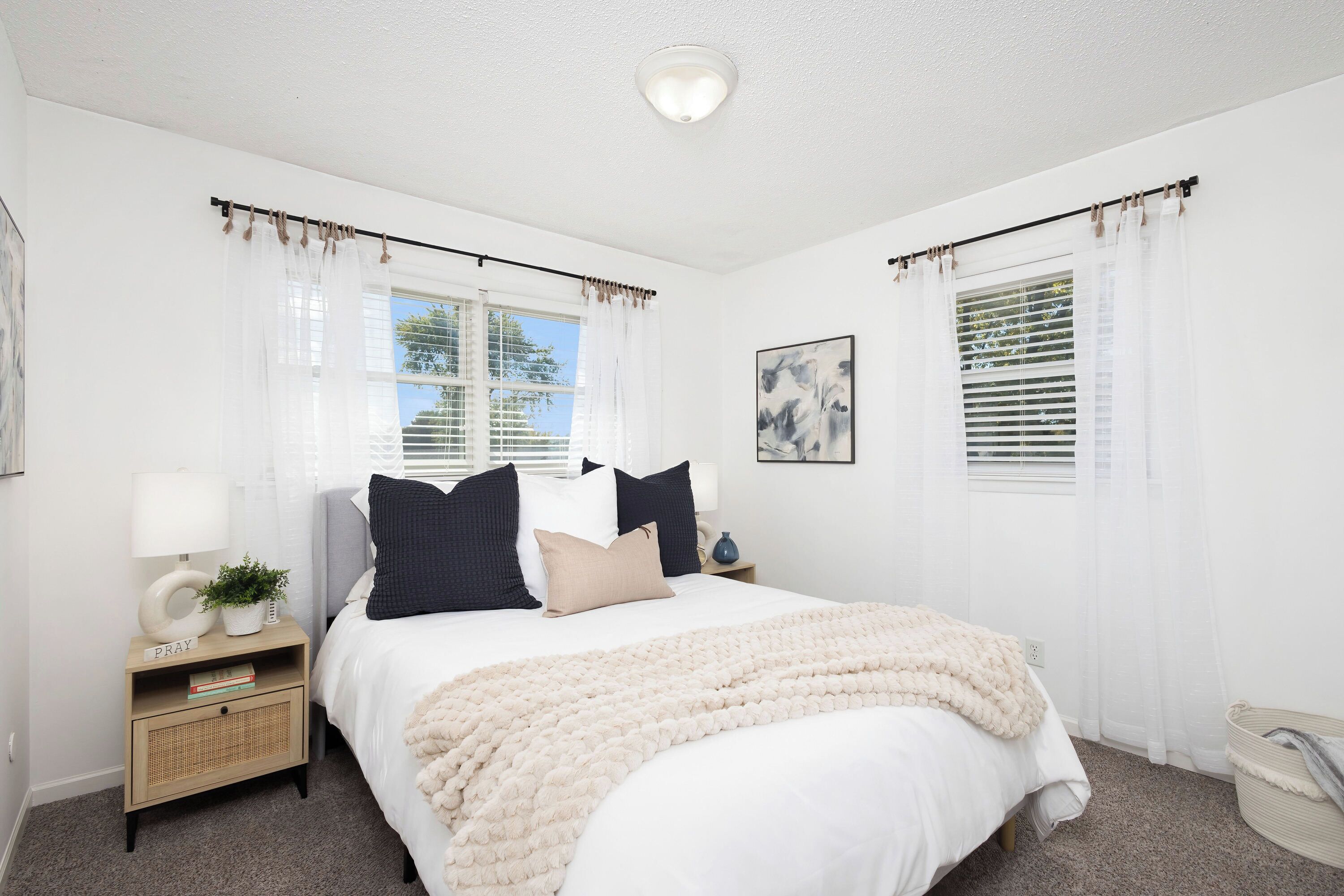 5 bedrooms, desk, iron/ironing board, WiFi (free)