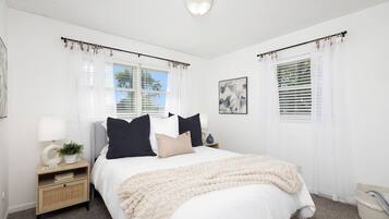 5 bedrooms, desk, iron/ironing board, WiFi (free)