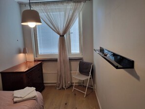 1 slaapkamer, een strijkplank/strijkijzer, wifi, beddengoed