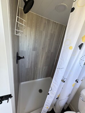 シャワー、ヘアドライヤー、タオル、石鹸