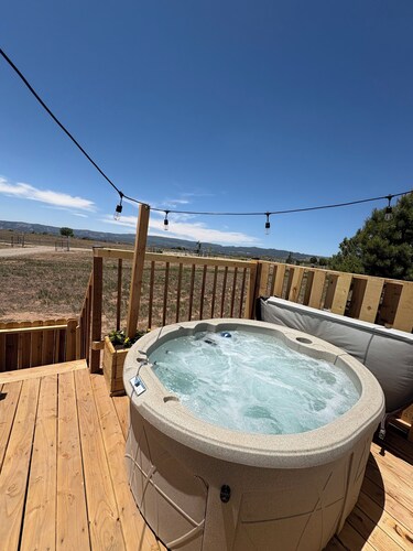 Welcome to the Bee Bus – A Cozy One-of-a-Kind Tiny Home with Mountain Views