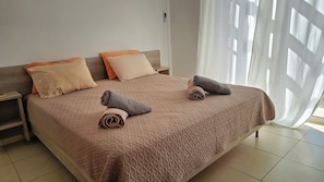 Room - Cassiopeia 3-Bedroom House on beach with pool (Chania)