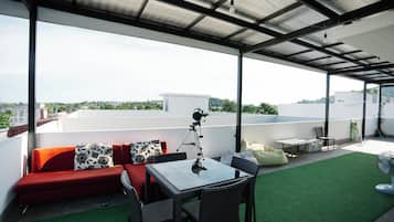 Apartamento, varanda coberta, vista para a colina | Terraço/pátio