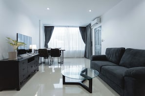 Apartment, Lanai, Hill View | Living area