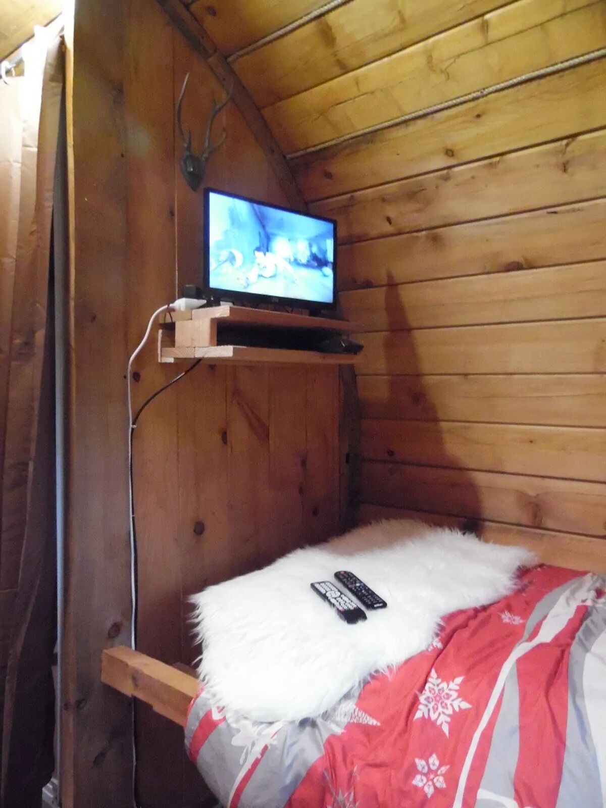 1 bedroom, bed sheets