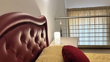 Deluxe-Studiosuite | Daunenbettdecken, Betten mit Memory-Foam-Matratzen, Schreibtisch