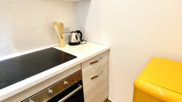 Suite Studio Deluxe | Cuisine privée | Réfrigérateur, batterie de cuisine, vaisselle et ustensiles