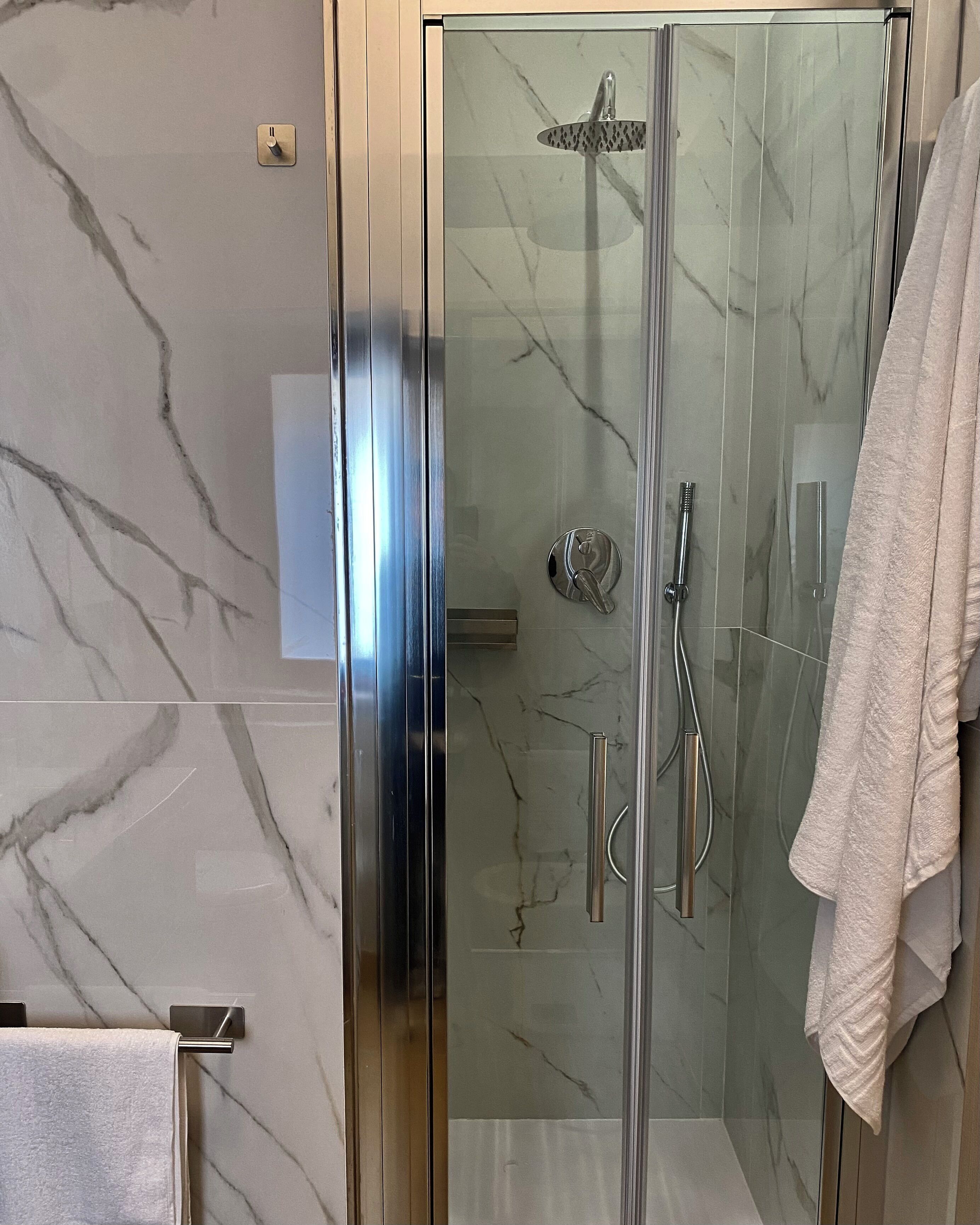 Deluxe-Doppel- oder -Zweibettzimmer, 1 Schlafzimmer | Badezimmer | Dusche, Haartrockner, Hausschuhe, Handtücher