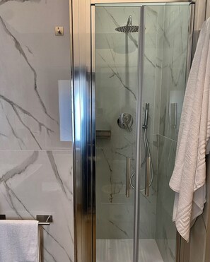 Deluxe Double or Twin Room, 1 Bedroom | Bathroom | Shower, hair dryer, slippers, towels - Cavour Luxury Rooms Catanzaro (Catanzaro)