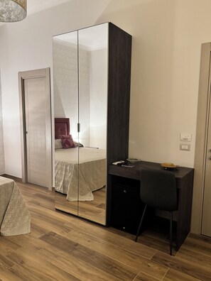 Deluxe kamer, 1 twee- of 2 eenpersoonsbedden, 1 slaapkamer | Donsdekens, bedden met traagschuimmatrassen, een bureau