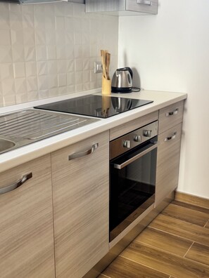 Deluxe Studio Suite | Private kitchen | Fridge, electric kettle, cookware/dishes/utensils - Cavour Luxury Rooms Catanzaro (Catanzaro)