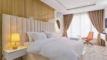Suite studio présidentielle | Literie hypoallergénique, décor unique, ameublement unique, bureau