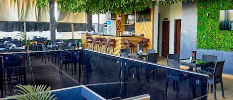 2 bars/lounges