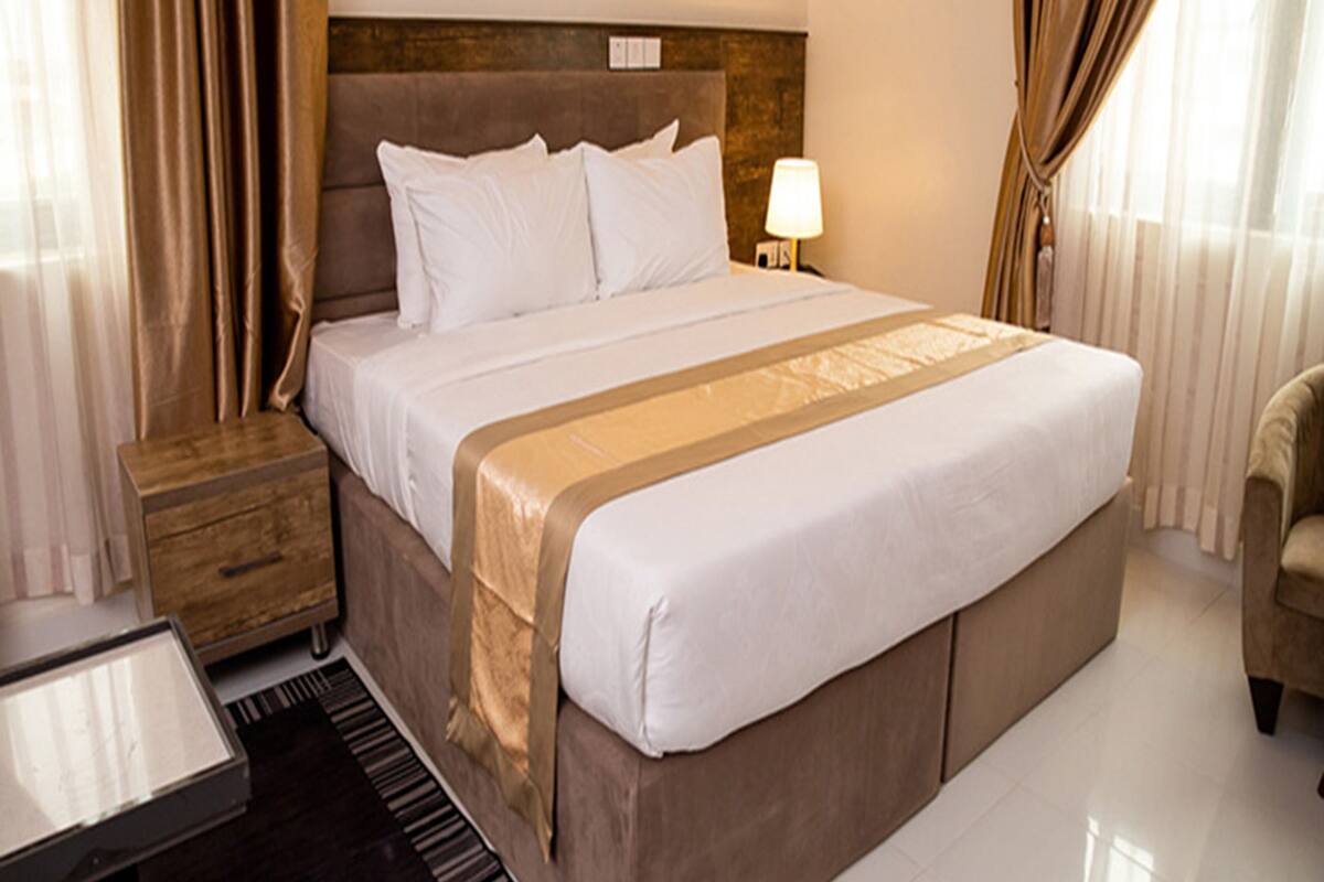 Premium Double or Twin Room | Hypo-allergenic bedding available, desk, laptop workspace, soundproofing