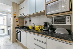 Réfrigérateur, micro-ondes, four, cafetière/bouilloire