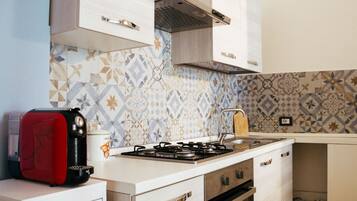 Frigorifero, forno, piano cottura, macchina per tè/caffè