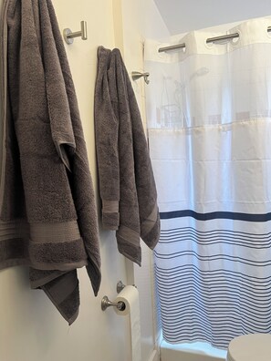 Serviettes fournies, savon, shampooing, papier de toilette