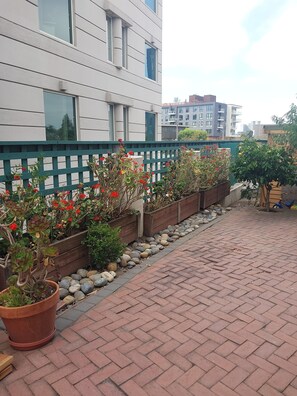 Property grounds - STAY 5 MINUTES  AWAY (Oakland)