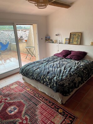 3 bedrooms, iron/ironing board, WiFi, bed sheets