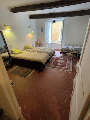 3 chambres, fer et planche à repasser, Wi-Fi, literie fournie
