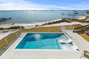 Utendørsbasseng og et oppvarmet basseng