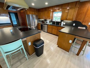 Refrigerador, microondas, horno y parrilla de estufa 