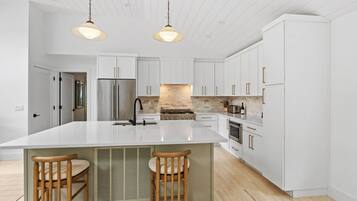 KĂŒhlschrank, Mikrowelle, Ofen, Herdplatte