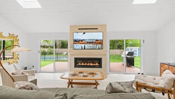 Smart TV, chimenea, estéreo y oficina
