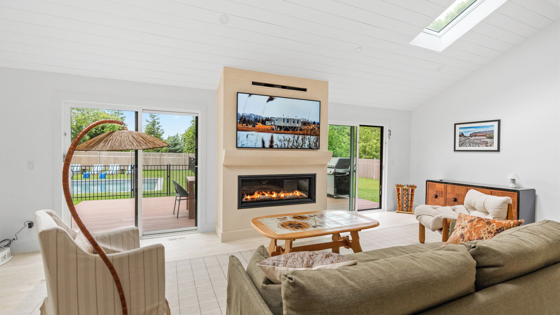 Smart TV, chimenea, estéreo y oficina 