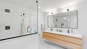 Douche, serviettes fournies