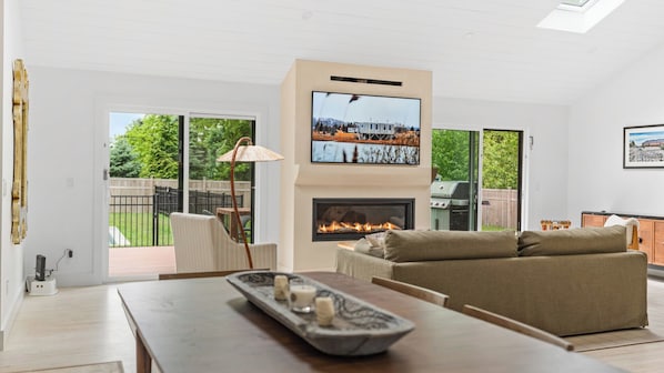 Smart TV, chimenea, estéreo y oficina 