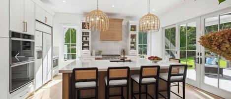 Mikrowelle, Ofen, Herdplatte, Wasserkocher mit Kaffee-/Teezubehör