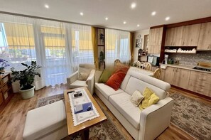 Apartment, 1 Bedroom, Smoking, Balcony | Ruang tamu