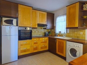Kühlschrank, Mikrowelle, Ofen, Wasserkocher mit Kaffee-/Teezubehör