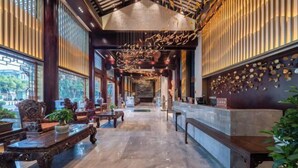 Un'ampia hall con soffitto alto, ampie finestre e una reception.