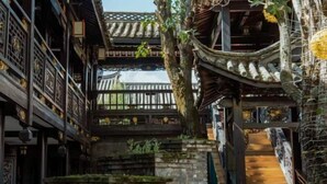 Un edificio tradizionale a più piani con balconi in legno e una scala.