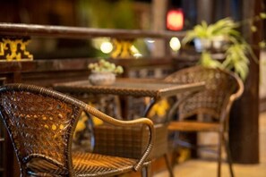 Outdoor dining - DuoFu Resort (Lijiang Ancient City South Gate) (Lijiang)
