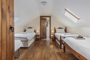4 bedrooms, travel crib, internet, bed sheets