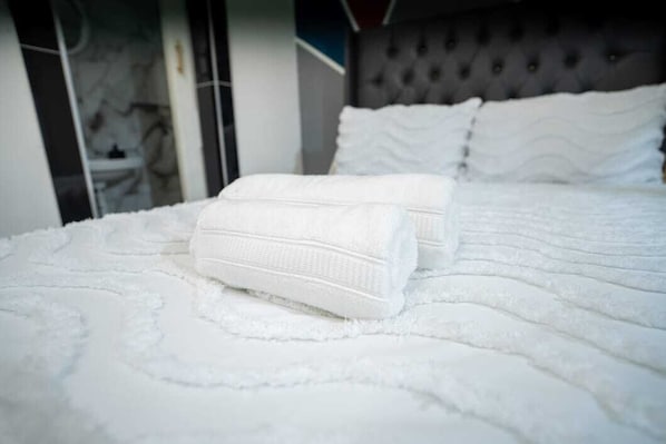 Desk, laptop workspace, free WiFi - Bob Lodge (Cape Town)