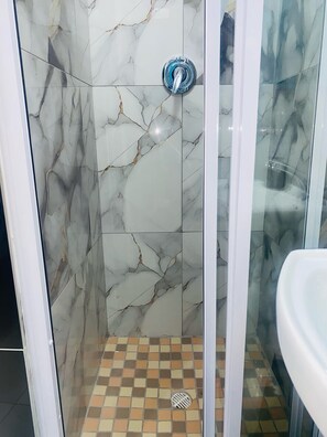 Shower, towels, soap, toilet paper - Bob Lodge (Cape Town)