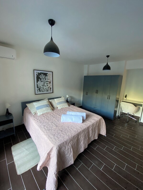 6 bedrooms, travel cot, WiFi, bed sheets