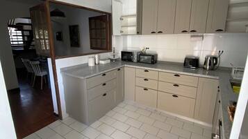 Refrigerador, microondas, horno y cafetera y tetera