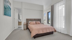 4 dormitorios, tabla de planchar con plancha, wifi y ropa de cama