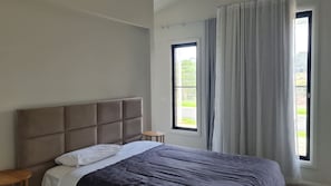 4 bedrooms, iron/ironing board, WiFi, bed sheets