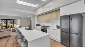 Kühlschrank, Mikrowelle, Ofen, Geschirrspüler