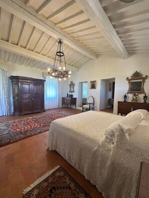 6 chambres, coffres-forts dans les chambres, bureau