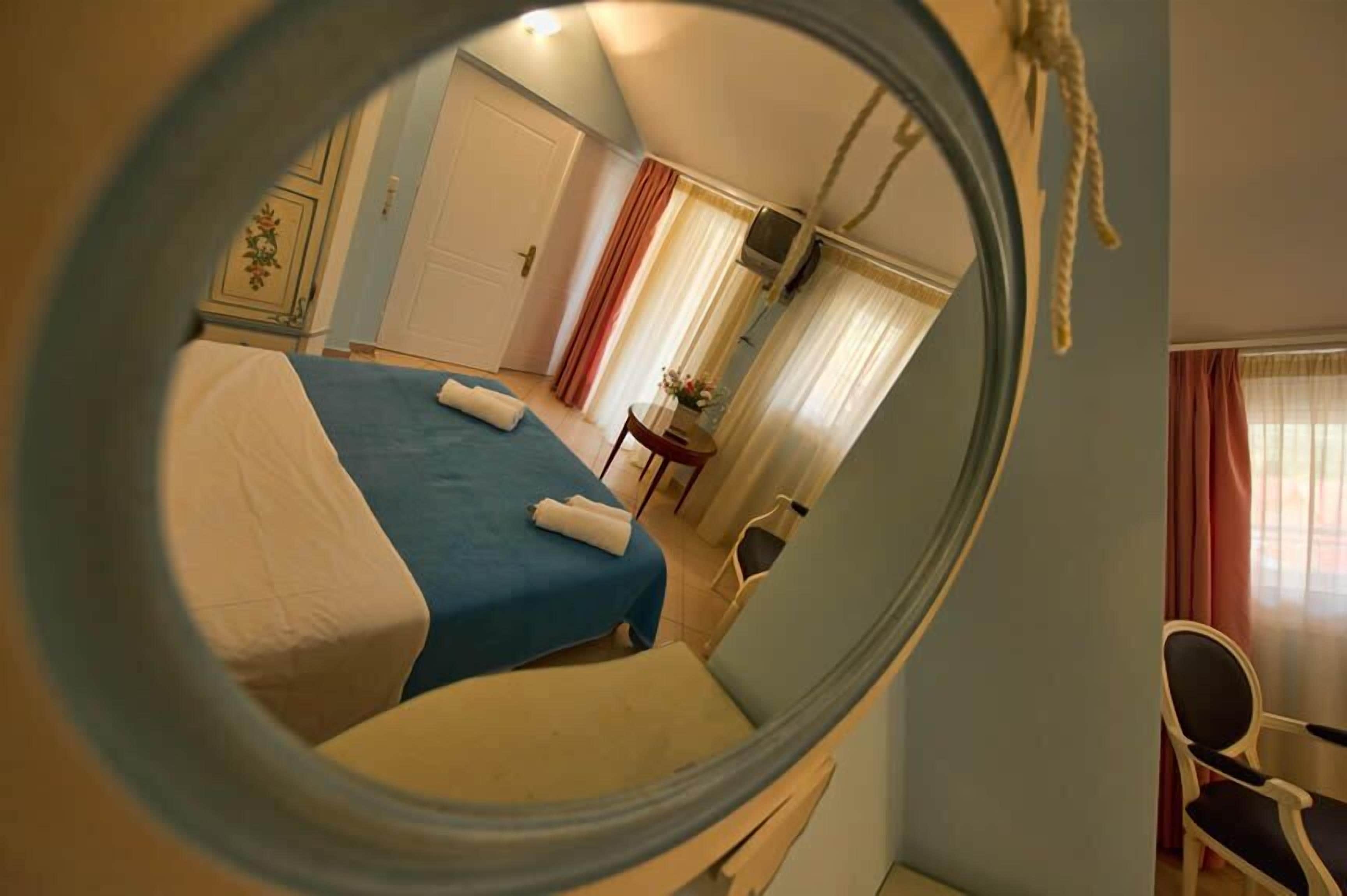 Classic Quadruple Room, Balcony | In-room safe, soundproofing, free WiFi